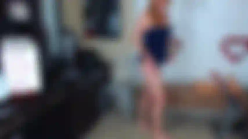 61. La belle-mère méchante porte une culotte en satin et te crie dessus pour avoir regardé.