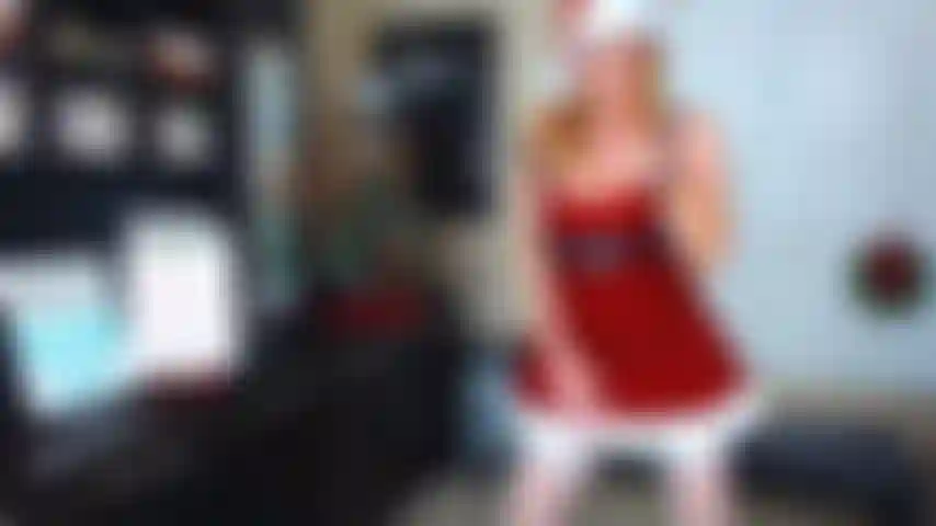 41. Mme claus fait un strip-tease sexy, huile tout et danse avec différents angles de caméra pour vous.