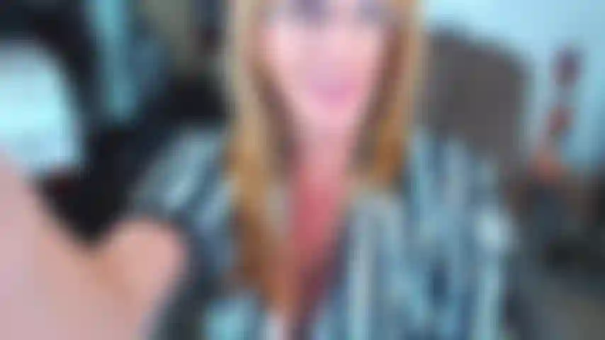 15. Baise avec un doigt et un gode dans la chatte.