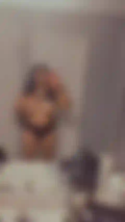 Strip-teaseuse cuisse qui bouge + nichons !