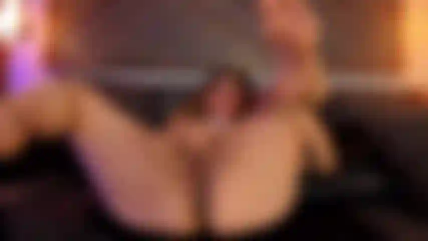 Naughty blonde let herself be carried away by her fingers everywhere