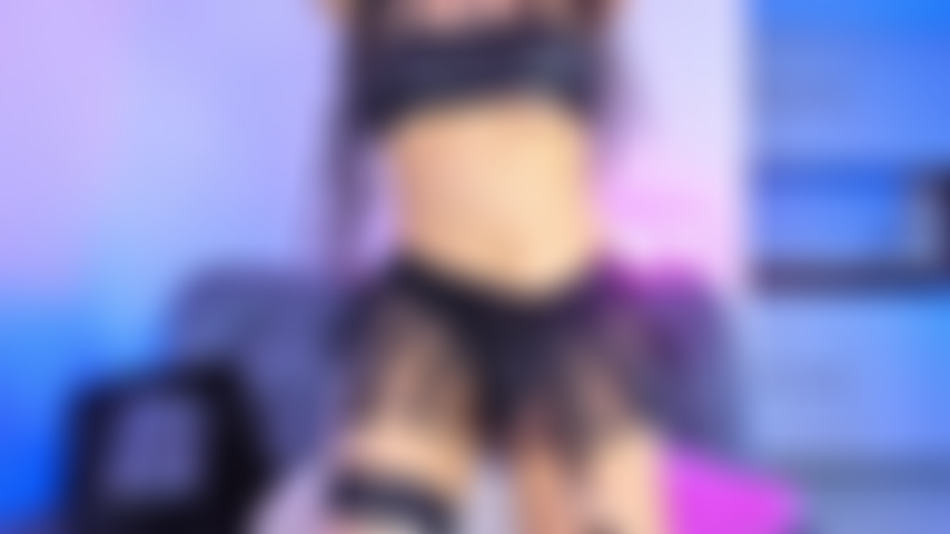 J'aime danser et baiser la chatte jusqu'à ce qu'elle soit mouillée, j'aime aussi beaucoup mon costume de mauvaise fille sexy.