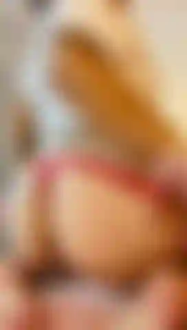 Sussy très chaude chevauche ta bite et gicle.