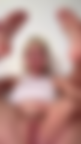 Pieds + chatte rose humide.