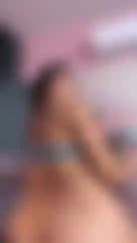 Viens mettre ta bite dans mon cul et fouette-la, je veux que tu me baises comme tu veux me baiser.