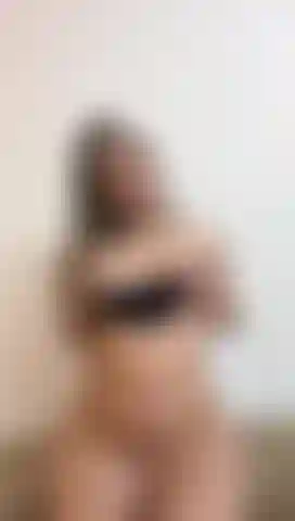 Je joue dans ma chatte avec mes doigts, c'est excitant de penser à toi et de le faire.