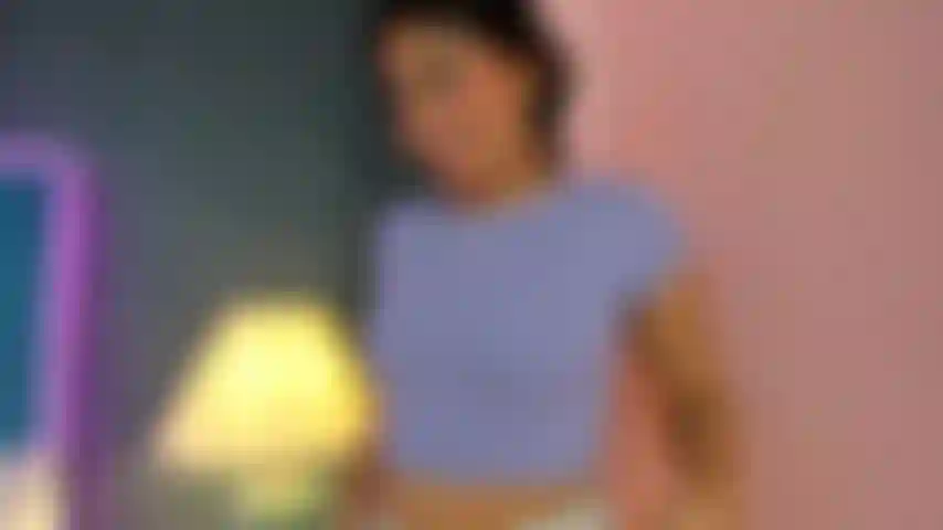 J'enregistre une vidéo torride pour mon ami afin qu'il puisse découvrir que je veux coucher avec lui.