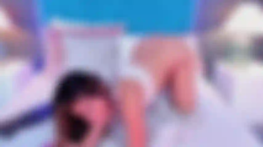 Je fais une gorge profonde en position de levrette, et ensuite tu peux venir me baiser fort dans cette position, j'adorerais ça.