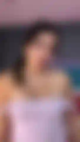 Laisse ta bite s'amuser dans mes gros seins et ma bouche.