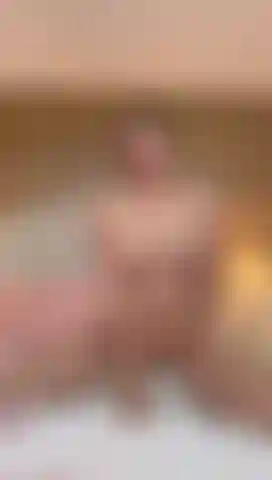 Monte mon jouet comme si je chevauchais ta bite, je suis tellement excitée.