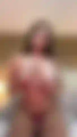 " Oserez-vous vous approcher et explorer chaque recoin de moi, ressentir le désir et vous laisser emporter par la passion. Je suis là, attendant de vous faire jouir." Viens me baiser s'il te plaît.