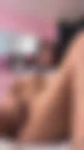 Seulement avec ma culotte, avec mes mains parcourant chaque courbe de mon corps caressant mes seins tandis que mon regard vous invite à vous perdre en moi... Sensuelle, tendre et excitée, une combinaison qui vous fera me désirer plus que vous ne le faites déjà.