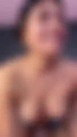 Regarde mes lèvres, mon regard sensuel, et dis-moi si tu ne meurs pas d'envie de me faire tienne en ce moment même. Je suis prête, je suis ouverte, et j'attends que tu viennes me conquérir.