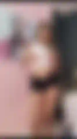 Regarde comme je me déshabille et me touche, en te pesant, la vérité est que j'aime te provoquer et faire arrêter ta bite rien qu'en me regardant.