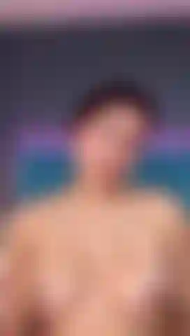 Profitez d'un bon jeu dans mes gros seins avec de l'huile, vous allez adorer.