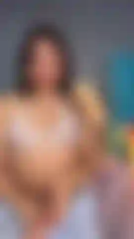 Ta bite au milieu de mes seins et moi j'en profite.