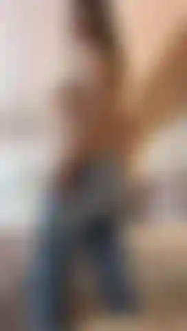 Je sais que tu aimes voir ma silhouette spectaculaire et qu'on me fouette le cul.