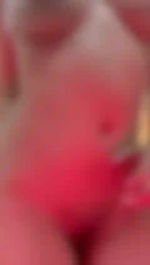 Au visage angélique mais au corps diabolique, rejoignez-moi pour un spectacle charmant qui vous emmènera au paradis ou peut-être de l'autre côté, ajoutez-moi à vos favoris <3.