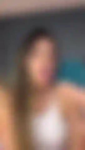 Laisse ta bite palpiter de plaisir dans ma bouche et sur mes seins.