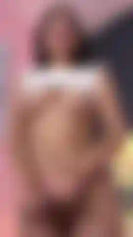 Je remplis mes gros seins d'huile et je touche ma chatte pour toi.