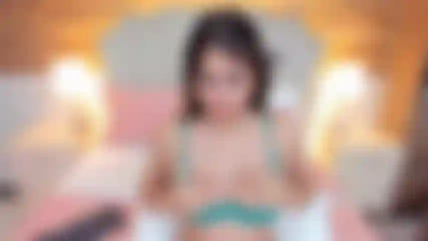 Ma chatte se fait baiser par mon gode.