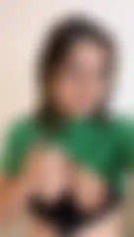 Ça m'excite de toucher mes seins et de vous montrer à quel point c'est bon.