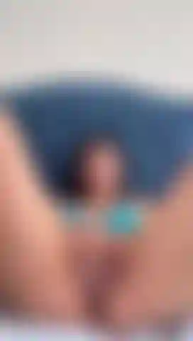 Je me masturbe et je baise ma chatte.