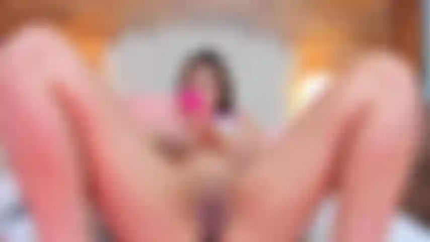 Ma chatte est si mouillée que tu n'auras pas besoin de tant de travail pour mettre ta bite dedans, chérie, viens me baiser fort.