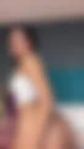 Mon cul rebondit et laisse ma chatte visible pour toi.