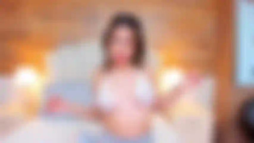 Je joue avec mes seins et je joue avec mes doigts dans ma chatte, mon actif luxuriant.