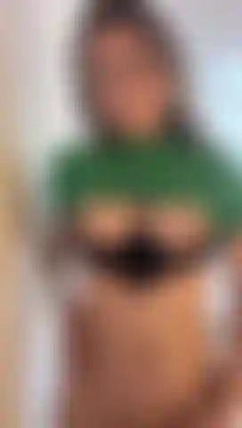 J'aime me donner une fessée, toucher mes seins et me sucer le doigt, je veux que tu ailles me regarder.