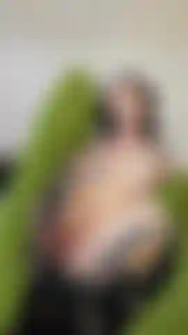 Squirtant encore et encore et encore sur un gode dans plusieurs angles différents tout en portant de jolies chaussettes hautes aux cuisses vertes. Tellement de squirts !