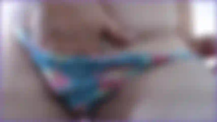 Gros plan de moi jouant sous une culotte et vous taquinant puis la glissant vers le bas, vous taquinant avec ma chatte poilue montrant mon buisson supérieur et ma chatte pendant que je joue dans cette vidéo chaude pour les amateurs de chatte poilue.