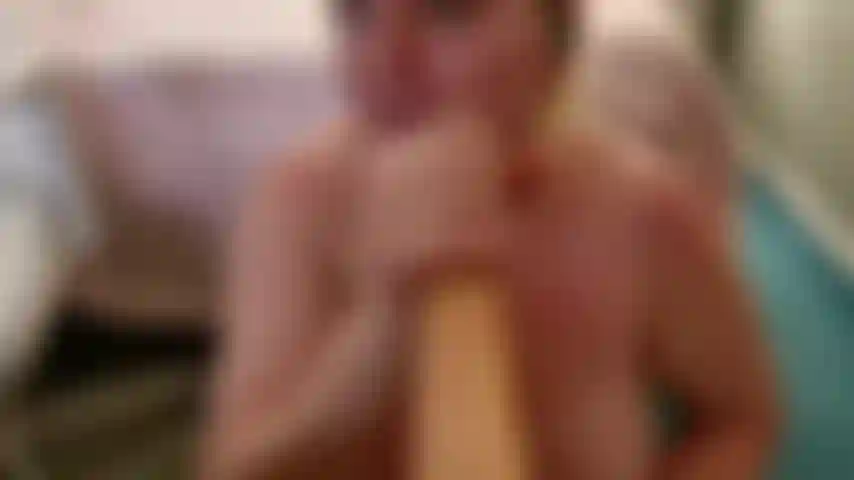 Une gorge profonde bâclée et une baise de seins, regarde-moi faire des dégâts sur ta bite et tu peux faire des dégâts sur moi et mes seins, des conversations sales et chaudes et la meilleure gorge profonde si tu aimes le bâclé, tu adoreras cette vidéo.