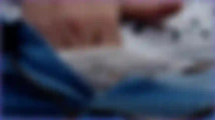 Petite allumeuse sous la culotte.