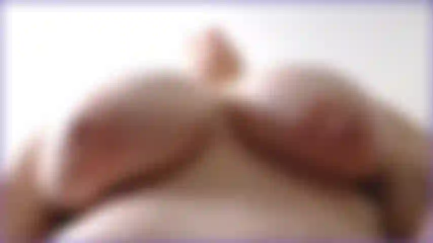 Je secoue et je fais rebondir mes gros seins naturels flasques sur ton visage, vois à quel point il fait chaud en les regardant rebondir et trembler pour ta bite dure.