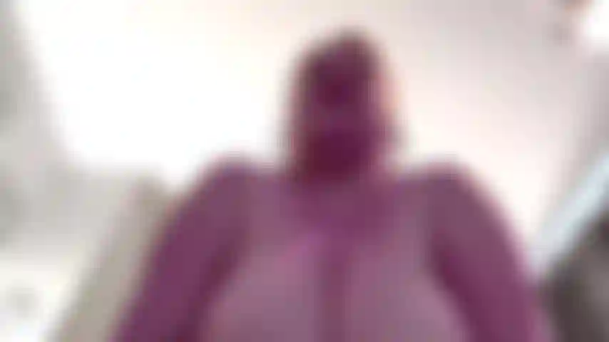 199. Teaser hot en pov de moi chevauchant ta bite, c'est un show personnalisé pour un membre mais je voulais le partager avec vous tous, regardez mes énormes seins naturels tombants rebondir pendant que je chevauche ta queue avec des paroles sales et torrides.