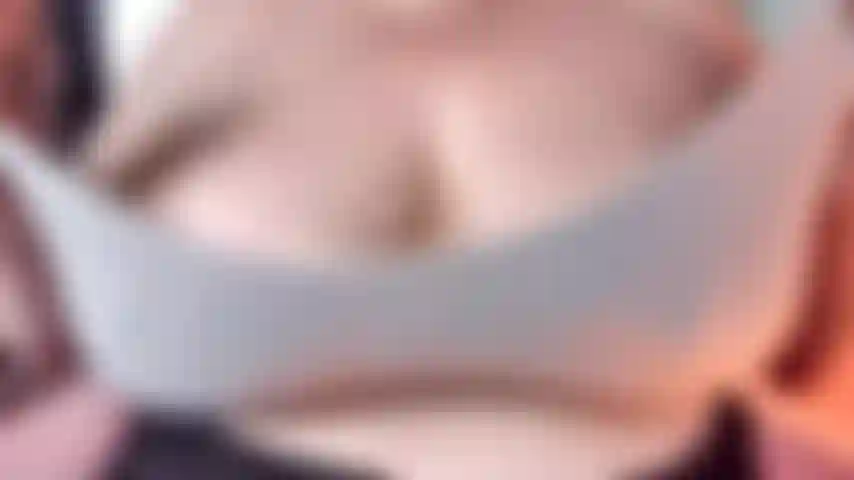 Je fais rebondir ces énormes seins naturels dans mon soutien-gorge et je parle sale pendant que je vous taquine beaucoup de jeux de mésanges, de crachats et de taquineries alors que je vous encourage à jouir partout dessus. .