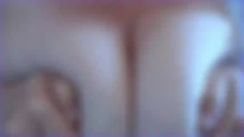 Je te taquine et montre mon énorme décolleté rendant ta bite belle et dure et prête à glisser entre ces seins de milf entièrement naturels.