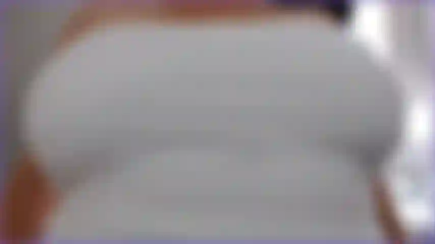 Regardez-moi secouer ces énormes seins de milf flasques de ma chemise et vous parler sale pendant que je vous montre mes énormes seins veineux.