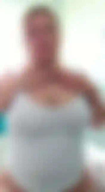 Femme au foyer milf en chaleur veut que vous caressiez votre bite pendant que vous me regardez tremper mes énormes seins de milf dans la baignoire en les trempant à travers un débardeur blanc pour les mouiller afin que vous puissiez voir mes tétons durs.