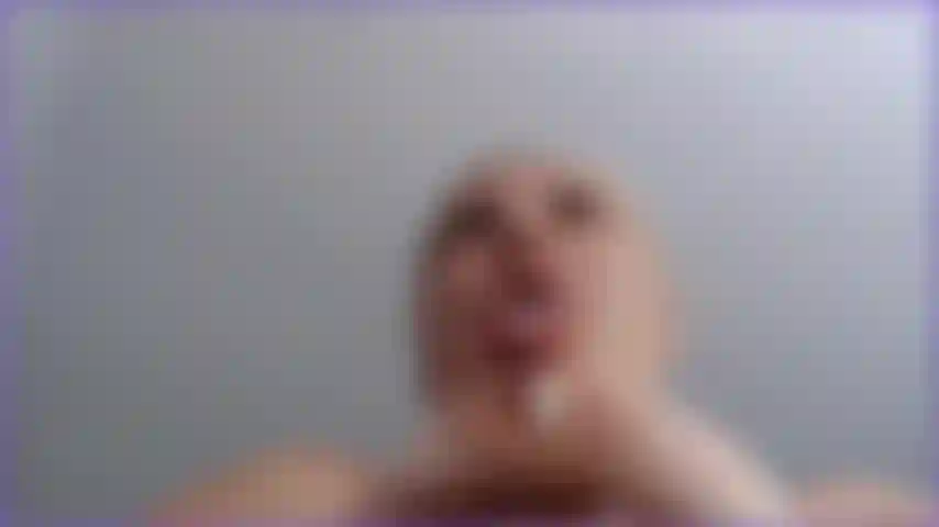 Spit joue sur mes énormes seins naturels. Regarde-moi cracher partout et tremper mes énormes seins naturels avec de la salive, pourquoi ne les couvres-tu pas avec ton sperme, vois la salive couler sur mes seins et mes mamelons.