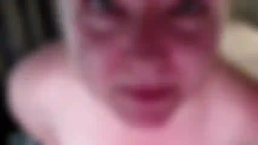 Je crache sur mes seins et ta bite pendant que je prends cette bite en profondeur, la rendant agréable et bâclée, puis je montre mon trou du cul serré de près et le point de vue de toi qui me baise par derrière.