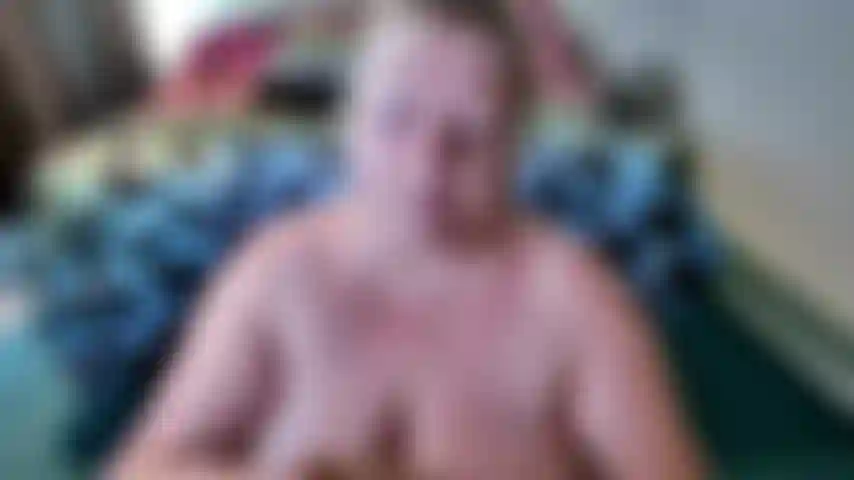 Laisse-moi mettre des collants en nylon sur ta bite dure et la sucer avec le tissu contre ta bite. Sens ma bouche sucer ta bite recouverte de nylon et la baiser avec mes seins en sentant à quel point le tissu est doux contre ta bite dure et palpitante.