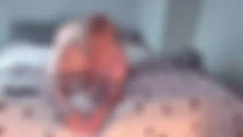 132, Vidéo de taquinerie en collants et jeu de rôle, laisse-moi te séduire quand tu rentres du travail et que tu me vois allongée ici habillée en nylon pour rendre cette bite bien dure et te donner envie de me baiser dedans.