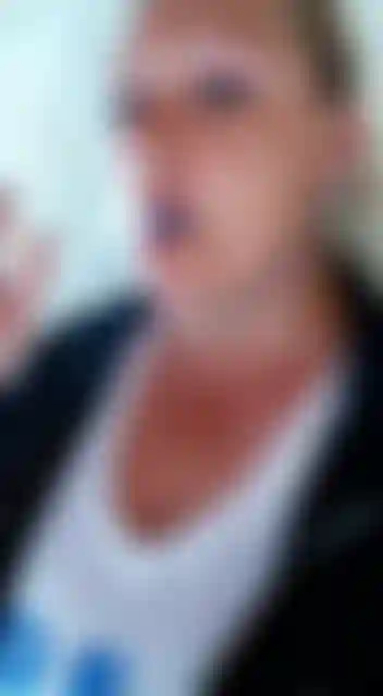 Dans cette vidéo, je fume pour vous, une vidéo chaude pour les féticheurs fumeurs.