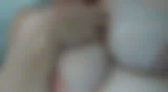 Je savonne et je fais mousser mes énormes seins naturels dans la baignoire. Je savonne et je fais mousser mes énormes naturels pour les rendre bien et glissants, prêts à ce que ta bite dure et palpitante glisse entre eux.