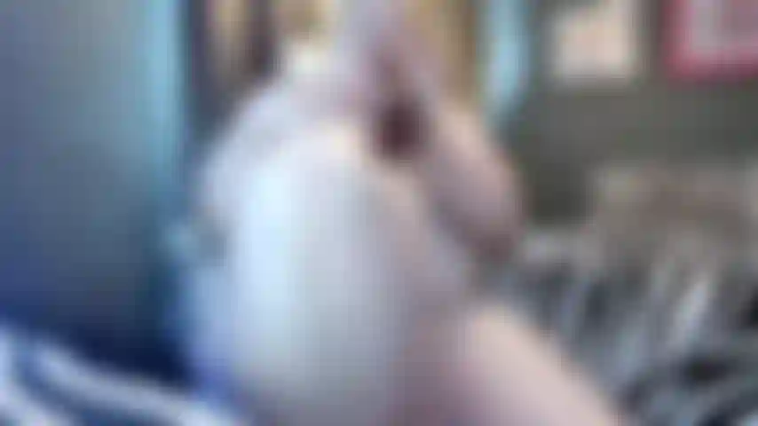 Je baise ton énorme bite brune et je te dis de me donner ta noix, un teaser vidéo chaud de moi en train de baiser ma chatte serrée pendant que je prends cette noix de toi, des paroles sales dans cette vidéo.