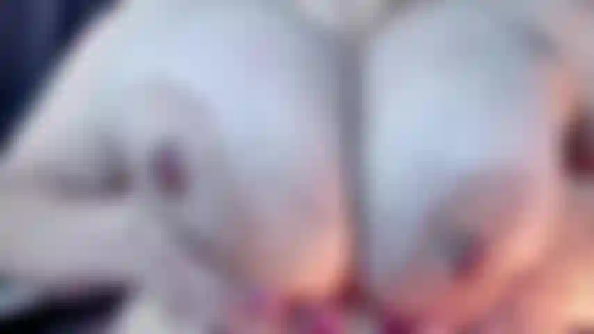 Je crache partout sur mes énormes paroles cochonnes pendant que je vous dis de jouir dessus, beaucoup de crachats dans cette vidéo.