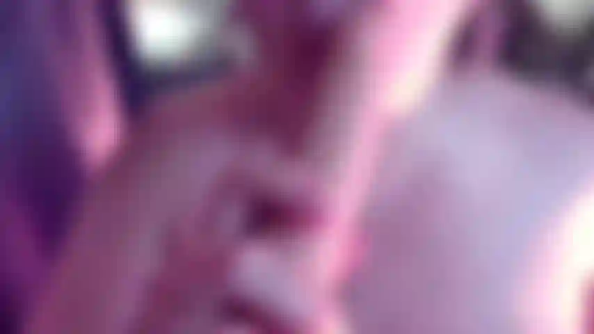 Je suce ta bite et je la baise avec mes seins en voulant que tu jouisses dessus.